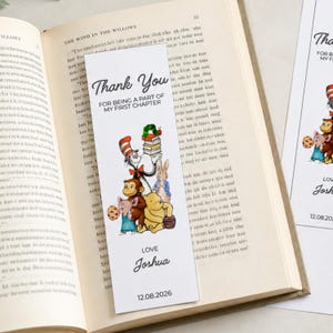 Może przedstawiać: Biała, prostokątna papierowa zakładka do książki z tekstem Thank You FOR BEING A PART OF MY FIRST CHAPTER, LOVE Joshua oraz 12.08.2026. Projekt zawiera ilustracje kota w kapeluszu, małpy, prosiaczka, królika oraz niedźwiedzia.