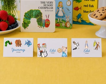 Könnte beinhalten: Ein Stillleben mit Kinderbüchern, Keksen und Tischkarten. Zu den Büchern gehören "The Very Hungry Caterpillar" und "Alice im Wunderland". Die Tischkarten zeigen Illustrationen und die Wörter "Yummy Food" und "Edit Text."