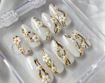 Press on nails "Flora" - faux ongles amande blanc fleuris ongles chrome ongles doré avec fleurs printemps réutilisables et personnalisables