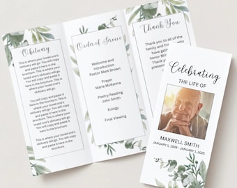 Può includere: Un programma funebre a tre pieghe con un design floreale verde. La copertina presenta il testo "Celebrating the Life of Maxwell Smith" e una foto del defunto. Le pagine interne includono l'ordine del servizio e un necrologio.