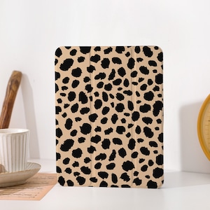Puede incluir: Una funda para iPad de estampado de leopardo marrón y negro. La funda está hecha de un material suave y duradero y tiene un diseño elegante y moderno.