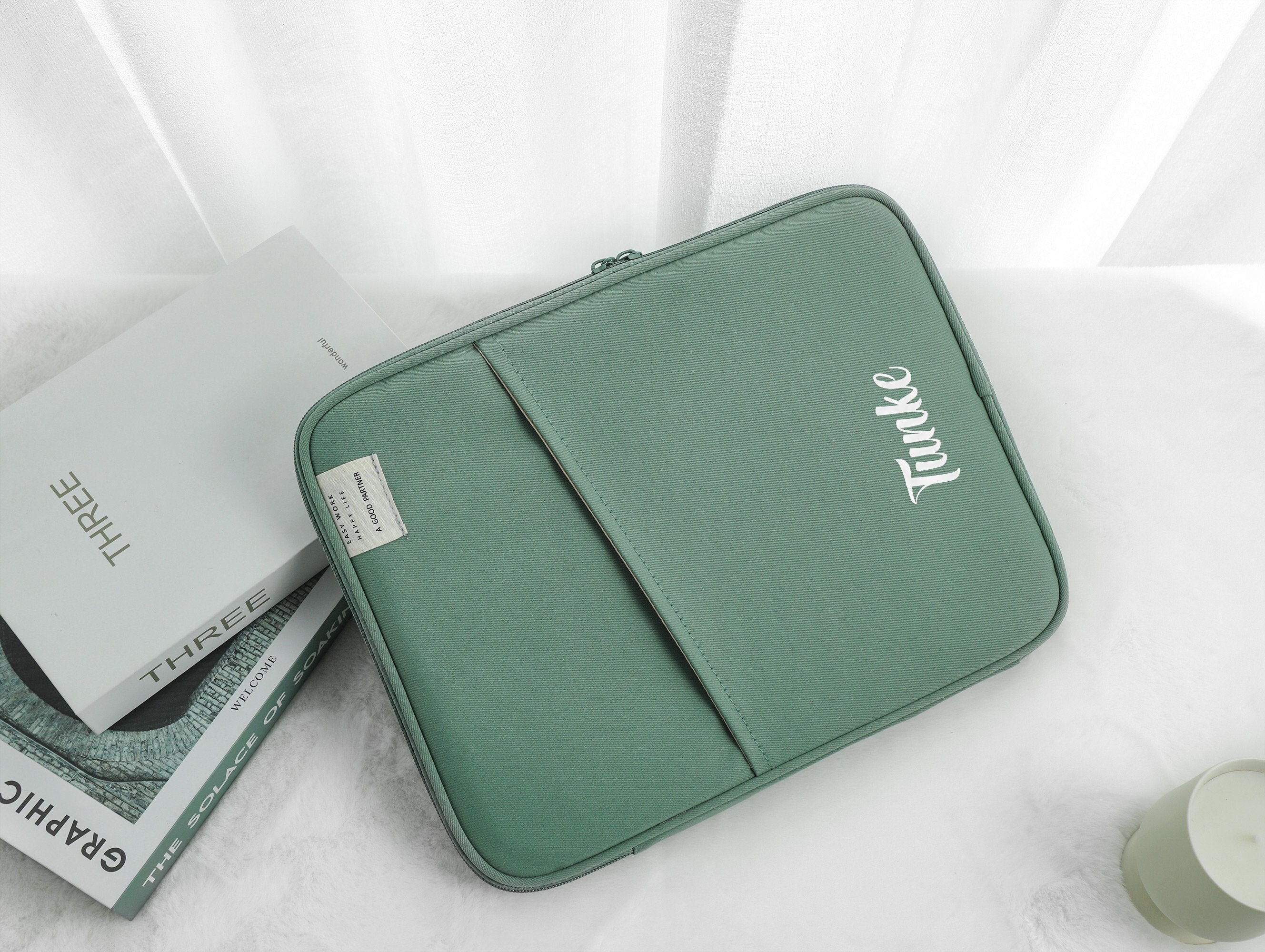 HYZUO 13インチ MacBook Air 薄型 収納袋付き 撥水加工 緑 Amazon.com: HYZUO 13 Inch Laptop Case Sleeve with Stand for 2026