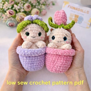 Könnte beinhalten: Zwei handgefertigte Häkelpuppen in Blumentöpfen. Eine Puppe hat einen grünen und lila Blumenkranz, die andere eine rosa Tulpe. Die Puppen sind cremefarben mit blauen Augen und rosigen Wangen. Die Töpfe sind lila und rosa. Der Text unten lautet "low sew crochet pattern pdf".