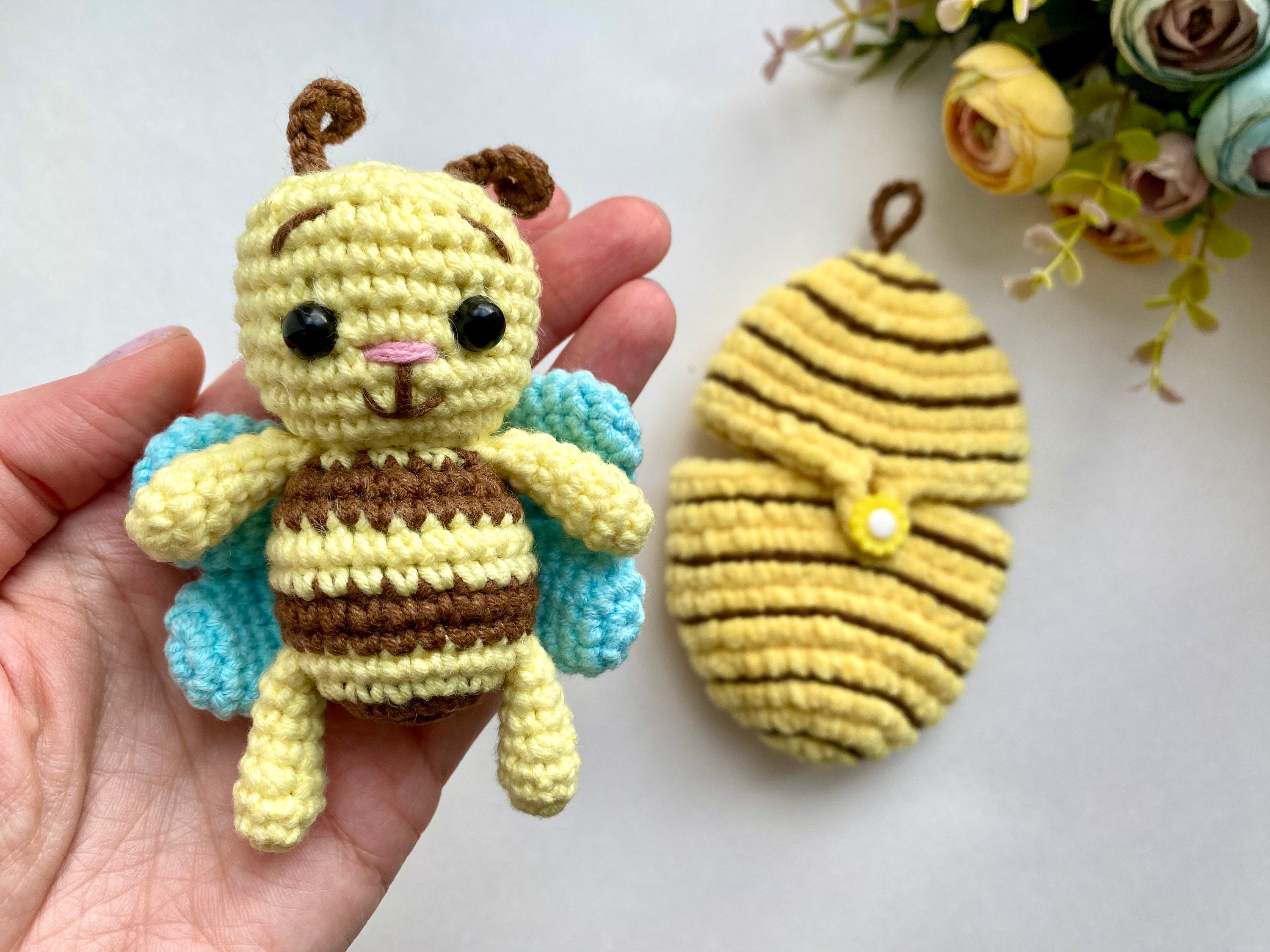Crochet pattern bee in beehive