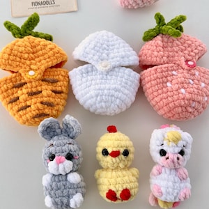 以下が含まれることがあります： かぎ針編みで作ったアミグルミの玩具と携帯電話ケースのセットです。携帯電話ケースは、ニンジン、イチゴ、白い卵の形をしています。玩具は、灰色のウサギ、黄色のひよこ、白いブタです。