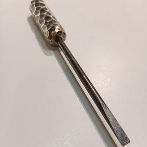 Może przedstawiać: Rustykalny drewniany szyld z napisem "Welcome to our home" w białych literach. Szyld ma postarzaną powierzchnię, idealny do dekoracji wejścia.