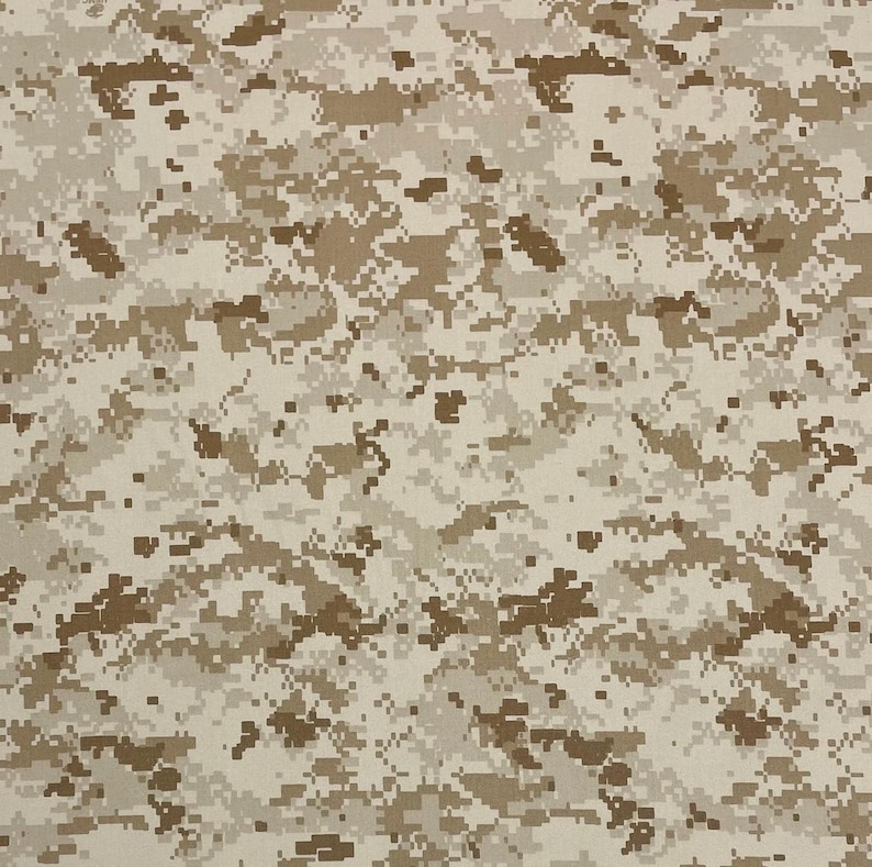 Peut inclure: Motif de camouflage num&eacute;rique dans les tons beige, marron et sable. Le motif pr&eacute;sente un effet pix&eacute;lis&eacute;, cr&eacute;ant un aspect mouchet&eacute;. Ce tissu convient &agrave; diverses applications, notamment les v&ecirc;tements et les accessoires.