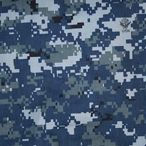 Peut inclure: Tissu de camouflage num&eacute;rique dans les tons de bleu, gris et blanc. Le motif pr&eacute;sente un design pix&eacute;lis&eacute;, avec les lettres "USN" et un &eacute;cusson visible dans le coin sup&eacute;rieur droit. Id&eacute;al pour divers projets de couture et de v&ecirc;tements.