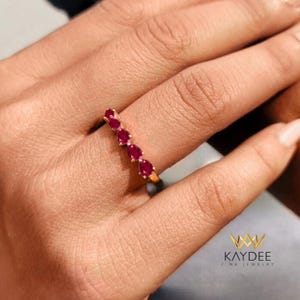 Anillo de boda de rubí en oro de 14 quilates con 5 rubíes naturales en forma de pera. Anillo de aniversario elegante y apilable. Joyería fina clásica para mujer.