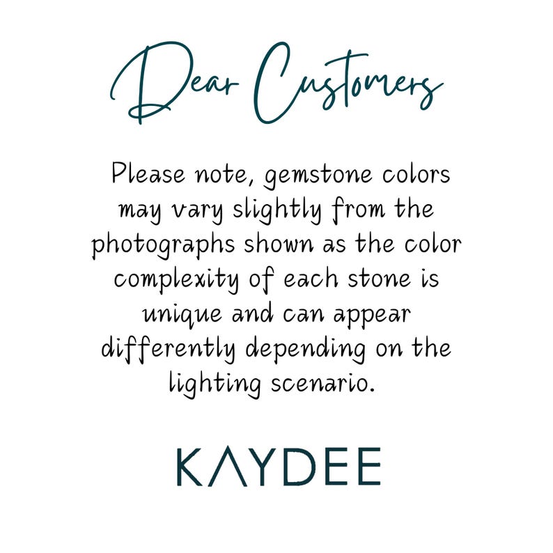 Op de afbeelding: Witte achtergrond met tekst in een turquoise scriptletter die "Dear Customers" luidt. Hieronder staat dat de kleuren van edelstenen enigszins kunnen afwijken van de foto's vanwege de unieke kleurcomplexiteit van elke steen en de belichting. De merknaam "KAYDEE" staat onderaan.