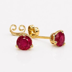 Pendientes de rubí de oro de 14 quilates, pendientes redondos de rubí, piedra natal de julio, delicados pendientes de oro, regalo para ella.