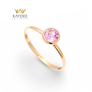 Pronto para envio. Anel solitário de safira rosa bebê, conjunto de aro de ouro 14K, aliança de casamento de safira rosa, anel delicado de safira empilhável.
