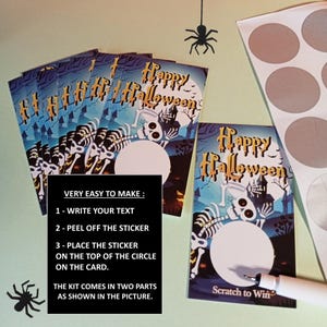 Puede incluir: Un conjunto de tarjetas rectangulares para rascar de Happy Halloween con una ilustración de esqueleto, un área circular blanca y una hoja de pegatinas plateadas. Un recuadro negro incluye el texto: VERY EASY TO MAKE: 1 - WRITE YOUR TEXT 2 - PEEL OFF THE STICKER 3 - PLACE THE STICKER ON THE TOP OF THE CIRCLE ON THE CARD. THE KIT COMES IN TWO PARTS AS SHOWN IN THE PICTURE.