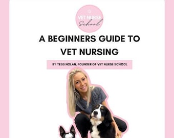 Puede incluir: Una mujer con el pelo largo y rubio está arrodillada con dos perros. La mujer lleva una camisa gris y pantalones vaqueros. Los perros son un Boyero de Berna y un Boston Terrier. El texto de la imagen dice "VET NURSE School A BEGINNERS GUIDE TO VET NURSING BY TESS NOLAN, FOUNDER OF VET NURSE SCHOOL."