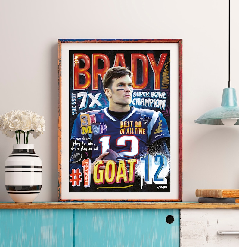 以下が含まれることがあります： トム・ブレイディのカラフルなイラスト。フットボール選手で、"BRADY"、"7X SUPER BOWL CHAMPION"、"3X MVP"、"BEST QB OF ALL TIME"、"#GOAT 12"、"quero"のテキストが書かれている。
