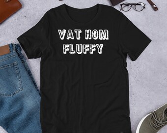 Może przedstawiać: Czarny T-shirt z białym napisem "VAT HOM FLUFFY".
