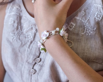 Flower Corsage Wedding, Bridal Flower Bracelet, Boho Wrist Corsage, Bride Flower Corsage, Delicate Flower Wrist Corsage, Bridesmaid Corsage