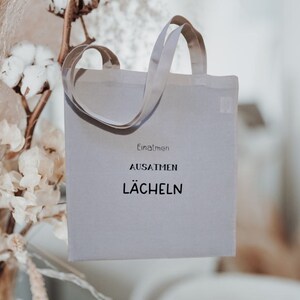 Baumwolltasche mit lustigem Spruch: Einatmen, ausatmen, lächeln