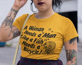Eine Frau braucht einen Mann, wie ein Fisch ein Fahrrad-Weinlese-T-Shirt, lustiges feministisches Zitat-T-Stück, sarkastisches Mädchen-Power-Retro-Frauen-T-Shirt
