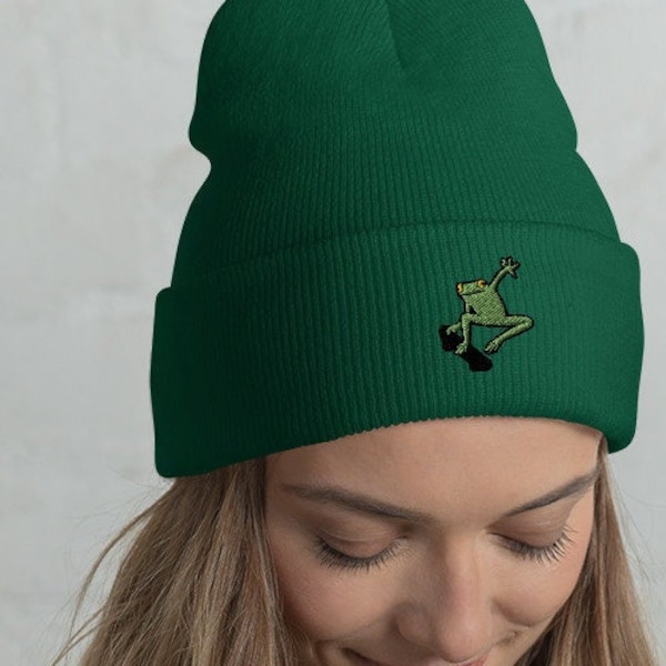 Frog on the Skateboard Cuffed Beanie, Skating Frog Beanie Hat bordado, Cute Toad Beanie, MILF Man i Love Frogs, Frog Lover Gifts