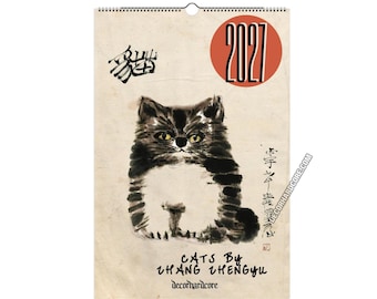 Puede incluir: Un calendario de pared para 2027 con una pintura a tinta de un gato esponjoso blanco y negro con ojos amarillos. El diseño incluye caligrafía china, un círculo rojo con el año 2027 y el texto Cats by Chang Zhengyu y decorhardcore.