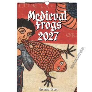Puede incluir: Un calendario de pared titulado Medieval Frogs 2027 que presenta una ilustración de estilo medieval de una persona con cabello oscuro y rizado interactuando con una criatura grande, texturizada y de color naranja rojizo sobre un fondo rojo y crema.