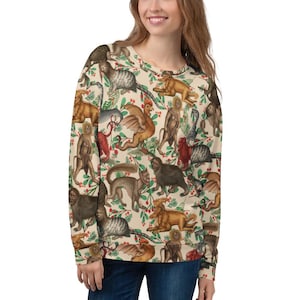Peut inclure: Un sweat-shirt crème avec un motif répété de créatures mythiques et de feuillage. Le motif comprend divers animaux dans des tons de marron, de rouge et de gris, sur fond de feuilles vertes et de baies rouges. Le sweat-shirt a des manches longues.