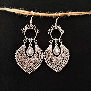 Brincos pendentes boho banhados a prata: Joias étnicas marcantes com opção de fecho de pressão.