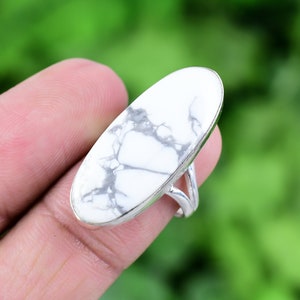 Anillo de howlita: joyería bohemia de plata de ley con piedras preciosas