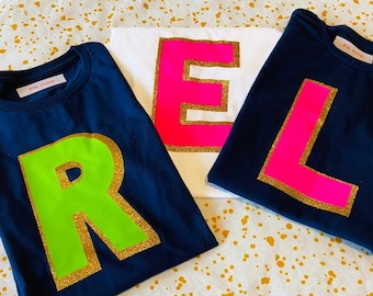 INITIAL kinder t-shirt - gepersonaliseerde neon & glitter kleurenletter