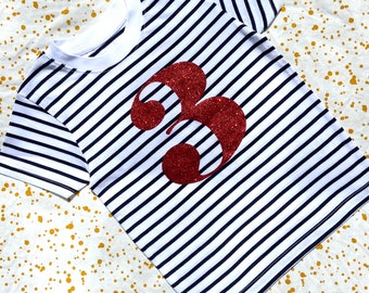 Personalisierte Glitter Number Breton Stripe Kinder T-Shirt - Feiern Sie ihr Alter mit Stil!