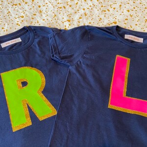 INITIAL Kinder T-Shirt personalisierte Neon & Glitzer Farbe Buchstabe Blau