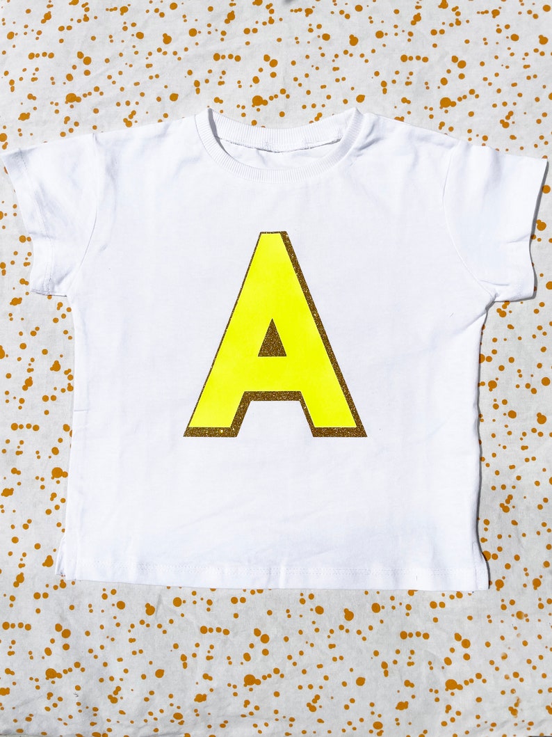 INITIAL Kinder T-Shirt personalisierte Neon & Glitzer Farbe Buchstabe Weiß