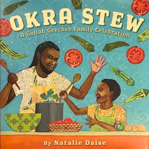 Może przedstawiać: Kolorowa ilustracja przedstawiająca ojca i dziecko gotujących razem zupę z okra. Okładka książki zawiera tytuł "Okra Stew: A Gullah Geechee Family Celebration" oraz imię i nazwisko autora "By Natalie Daise".