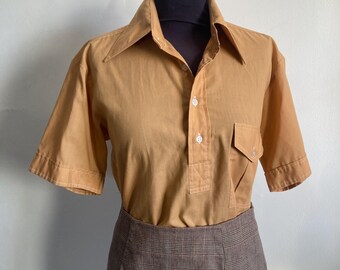 Camisa Marlboro de los años 70 / Camiseta vaquera vintage color beige con media tapeta, talla S