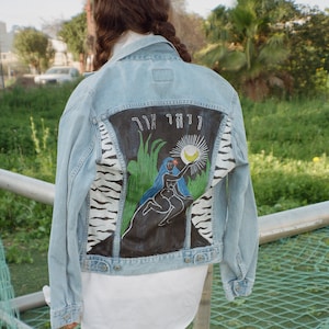 Vintage Levi's handmålad jeansjacka: "Låt dem vara lätta" bärbar konst