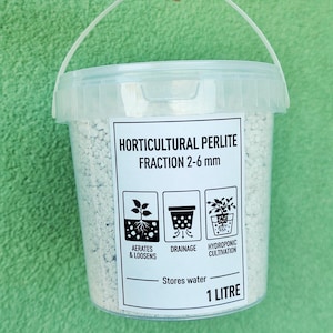Może przedstawiać: Przezroczyste plastikowe wiadro wypełnione perlitem ogrodniczym, frakcja 2-6 mm, na zielonym tle. Etykieta wskazuje, że napowietrza i spulchnia glebę, wspomaga drenaż i jest używana do upraw hydroponicznych. Zawiera 1 litr.