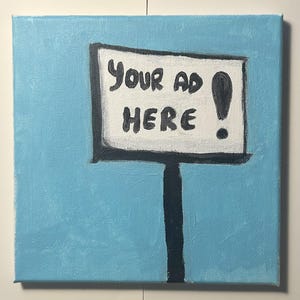 Könnte beinhalten: Ein blaues Leinwandbild eines weißen Schilds mit schwarzer Aufschrift, auf dem "YOUR AD HERE!" steht. Das Schild ist an einem schwarzen Pfosten befestigt.