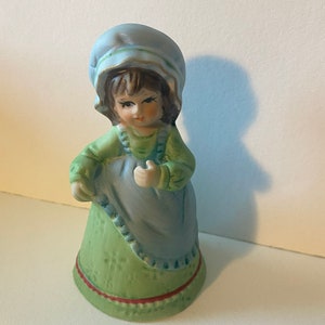 Figura de niña de porcelana vintage de Jasco con vestido verde