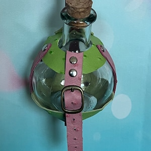 Potion bottle w/leather holder