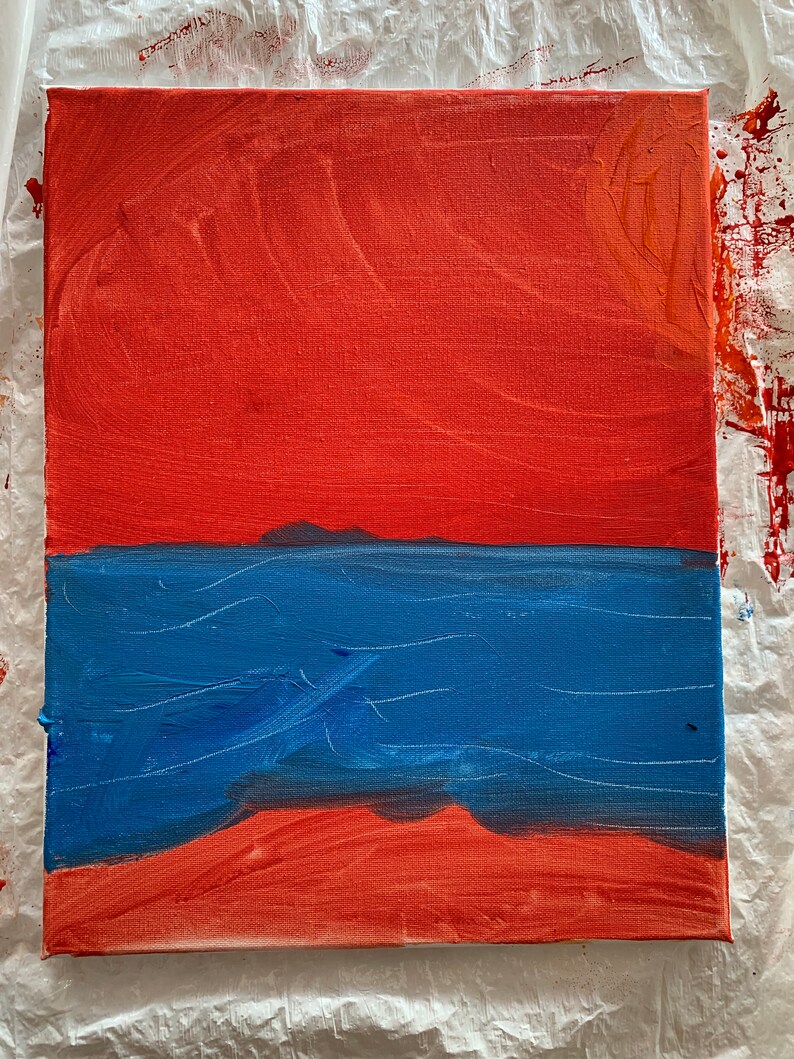 Op de afbeelding: Abstract schilderij op canvas met een rood en blauw kleurenschema. De bovenste helft van het schilderij is rood met een textuur van penseelstreken. De onderste helft van het schilderij is blauw met een golvend penseelstrekenpatroon. De rode en blauwe secties worden gescheiden door een dunne horizontale lijn.
