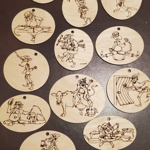 Set da 13 pezzi - Ornamenti natalizi ovali in legno di Yule Lad islandese