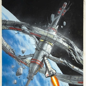 Peut inclure: Une illustration détaillée d'une station spatiale en orbite autour d'une planète. La station est partiellement détruite, avec des débris flottant dans l'espace. Un vaisseau spatial s'envole de la station, laissant une traînée de feu. Le texte "#3 Killer Stations" est écrit dans le coin inférieur gauche de l'image.
