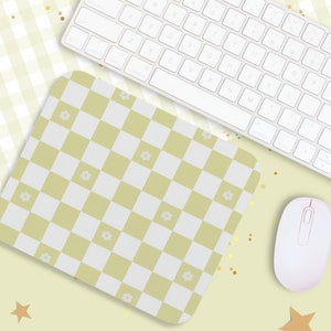 Peut inclure: Une souris d'ordinateur blanche et un clavier sur un tapis de souris &agrave; carreaux vert clair avec un motif &agrave; carreaux blanc et vert clair. Le tapis de souris est sur une surface vert clair avec des paillettes dor&eacute;es.