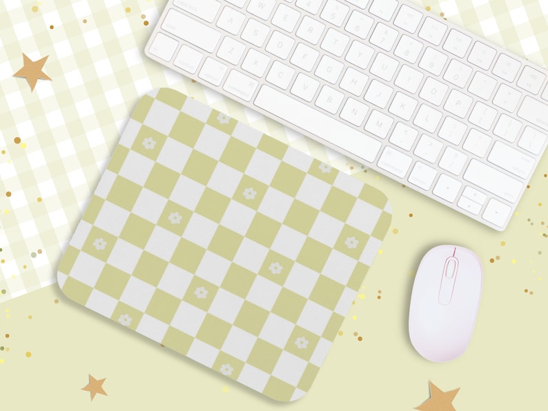Peut inclure: Une souris d'ordinateur blanche et un clavier sur un tapis de souris &agrave; carreaux vert clair avec un motif &agrave; carreaux blanc et vert clair. Le tapis de souris est sur une surface vert clair avec des paillettes dor&eacute;es.