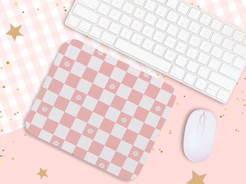 Peut inclure: Un tapis de souris &agrave; carreaux rose et blanc avec de petites fleurs blanches. Le tapis de souris est sur une surface rose avec des paillettes dor&eacute;es.