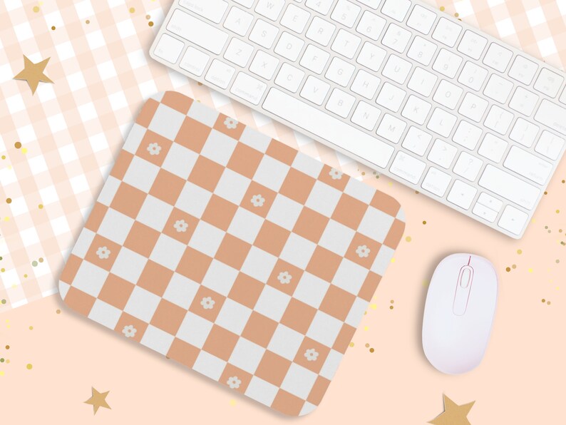 Peut inclure: Un tapis de souris &agrave; carreaux avec un motif brun clair et blanc et de petites fleurs blanches. Le tapis de souris est sur une surface rose avec des paillettes dor&eacute;es.