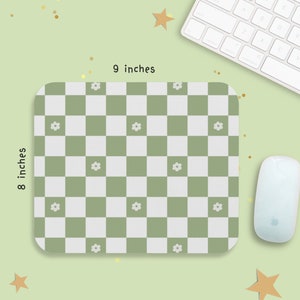 Peut inclure: Un tapis de souris &agrave; carreaux verts et blancs avec un petit motif de fleurs blanches. Le tapis de souris mesure 9 pouces par 8 pouces.