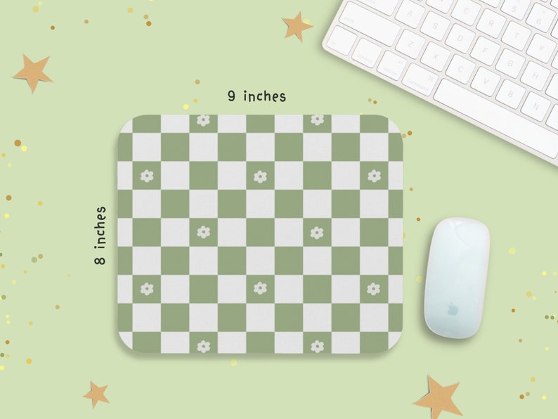 Peut inclure: Un tapis de souris &agrave; carreaux verts et blancs avec un petit motif de fleurs blanches. Le tapis de souris mesure 9 pouces par 8 pouces.