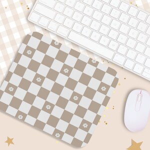 Peut inclure: Un tapis de souris &agrave; carreaux marrons et blancs avec un motif floral subtil. Le tapis de souris est sur un fond en vichy rose et blanc avec des confettis dor&eacute;s.